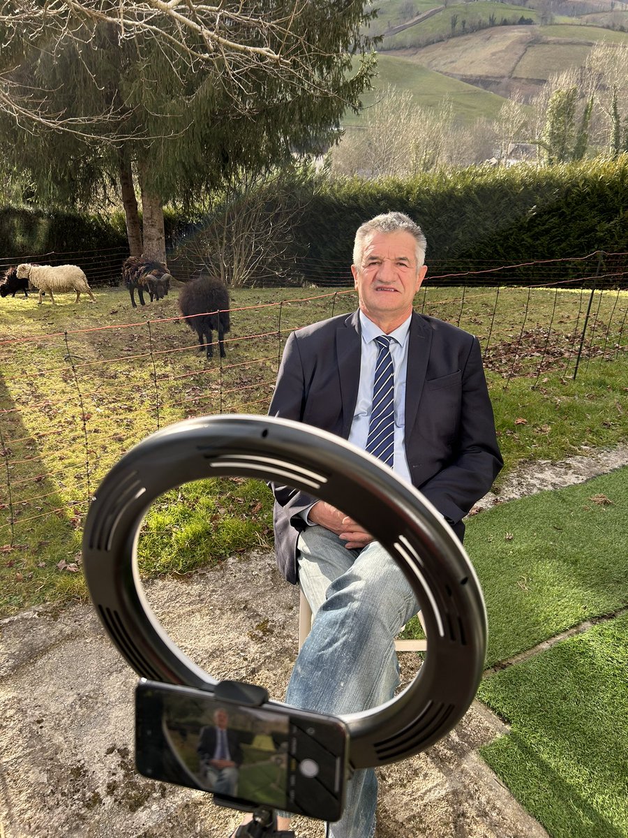jeanlassalle's tweet photo. Vous vous êtes toujours demandés à quoi ressemblait un studio télé à Lourdios-Ichère ?

 (Oui, nous avons nous aussi un fond vert) 

🎤 https://t.co/4Ju8P83dih https://t.co/jiL77SfzTZ