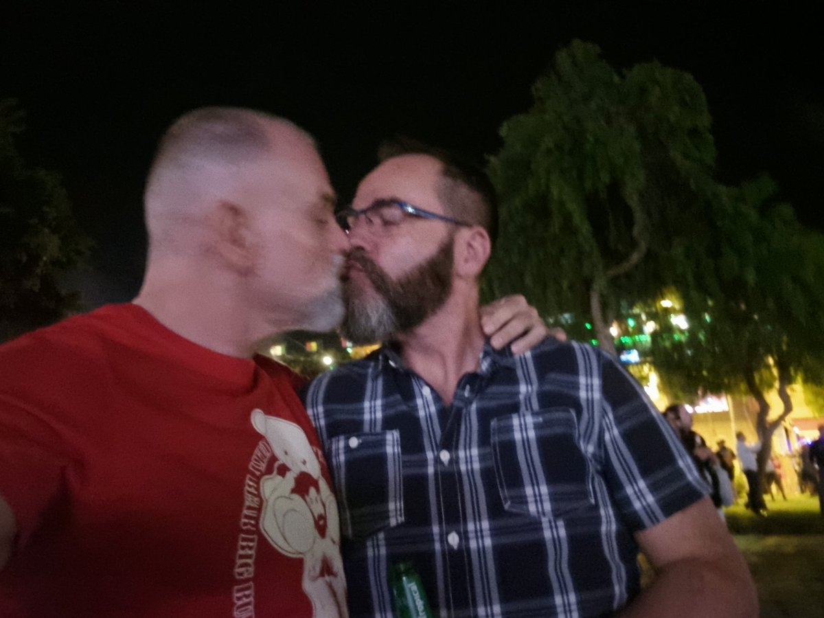 Jimmy_Grey_FR's tweet photo. 19 ans de vie commune.. c'est lui mon Valentin :)
#teambarbu #couplegay #gaucouple #bearded #daddy #saintvalentin #valentineday #gayparis https://t.co/oE3FWWFP4V