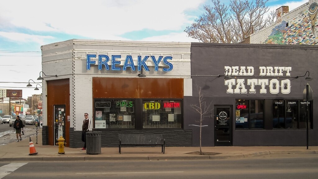 DenverDigicams's tweet photo. In Denver's Art District on Santa Fe Drive. Captured with a 7-megapixel Nikon CoolPix L16 digital point and shoot camera from 2008. Processed in #Adobe #Lightroom. Swipe for original photo. … Denver Digicams is a street &amp; urban photography project.
…… https://t.co/d9QcYFjD7z https://t.co/Vx9vE4p9UL