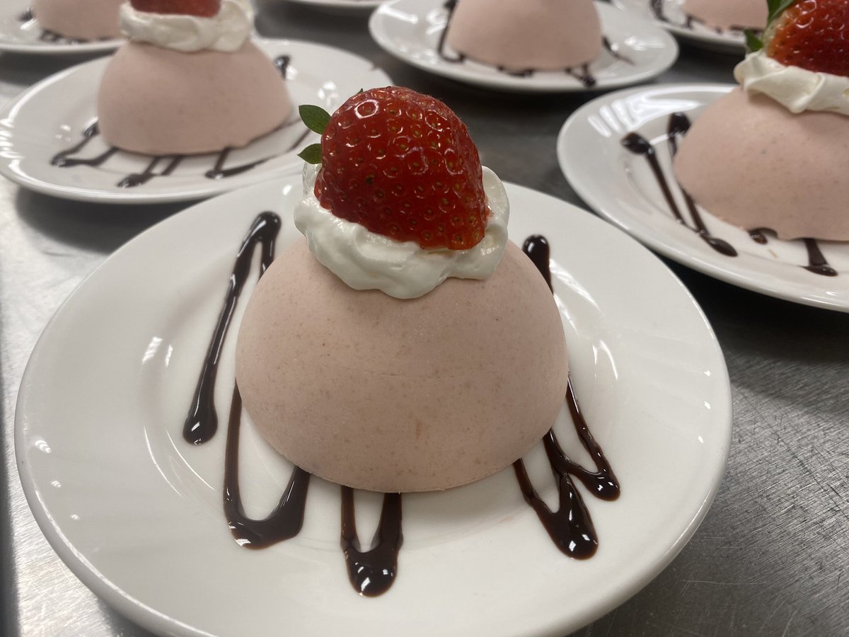 ChefChrisRajner's tweet image. Elegant Strawberry Bavarian Cream  finishes off our delicious #ValentinesDay lunch @LakesOfSylvania these light and delicious creamed were a perfect ending to todays meal. @TrilogyLiving #TheTrilogyDifference #TrilogyChefsRock