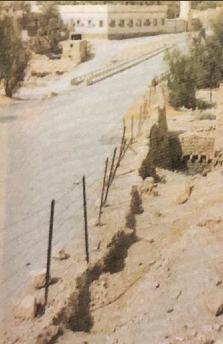 KH_5r's tweet photo. الدرعية ا��تاريخية :
صور  قديمة من الحي الملكي 
(حي الطريف) بالدرعية 
وحي العلم والعلماء ( البجيري)
قبل إنشاء الجسر وبعده عام 
١٣٩٢هـ ١٩٧٢م. قبل ٥٢ سنة ،
#الدرعية 
#الدرعية_التاريخية https://t.co/KmlChp5tqM