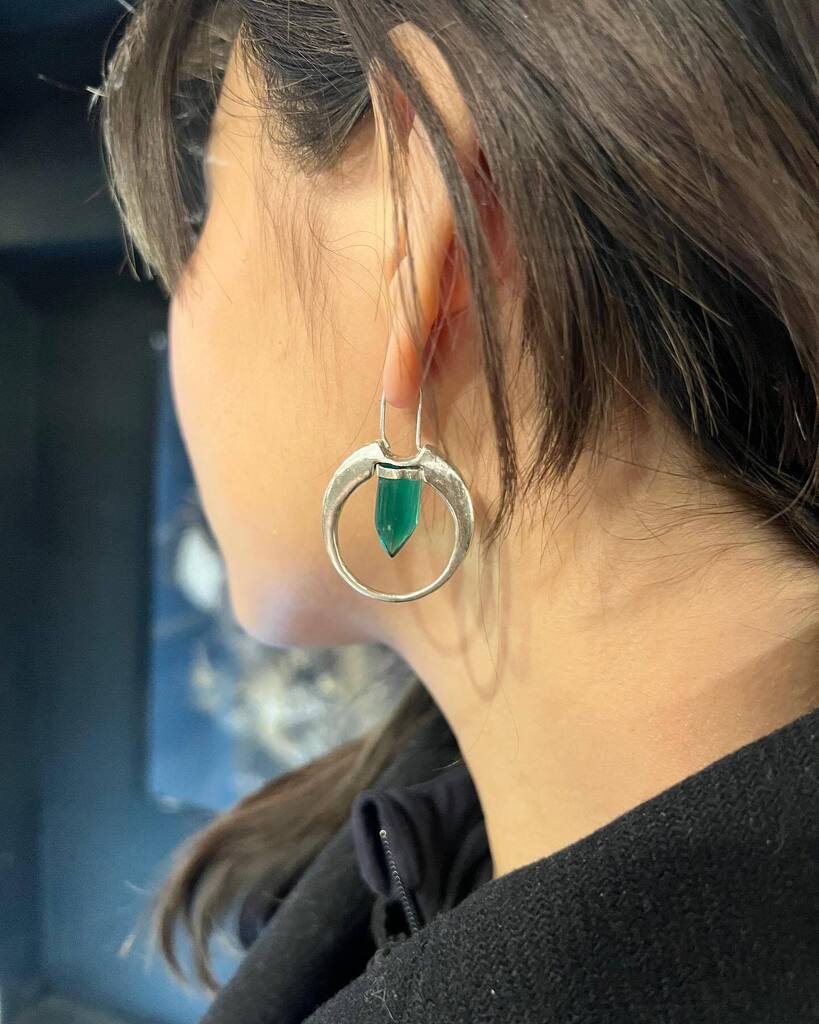 Student work.I love this design with bullet shape stone💚 <a href="/jurielfurukawa/">Juriel Furukawa</a> #ayakanishijewelryschool #nyc #jewelryschool #jewelry #studentwork #eastvillage #earring #handcraftedjewelry