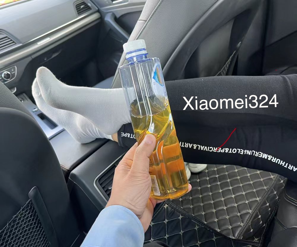 xiaomei324's tweet photo. 一边用手掐贱狗的骚奶头，一边用鞋底踩贱狗没用的j8，把专门给贱狗带的晨尿灌进贱狗嘴巴里 一滴都不准浪费呢~灌完之后用刚脱下来的内裤塞进贱狗嘴巴里，再用保鲜膜多缠几圈封住，让贱狗好好感受主人的味道~贱畜被主人如此虐待反而变得离不开主人了呢，因为贱狗心理清楚这种刺激兴奋只有主人能给他！ https://t.co/FFCyB3WpFQ