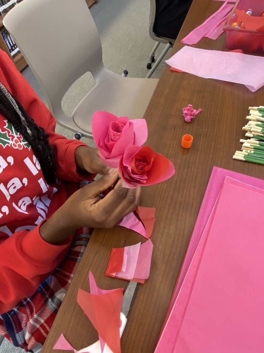 MrsGarlitz's tweet photo. Valentine’s Craft Day in the library! Students made some great gifts and cards for their family and friends. I absolutely loved seeing all of our students’ creativity!♥️#bigfred #fhscadets #fcpsreads @fcpsmedia https://t.co/GXBdROul1B