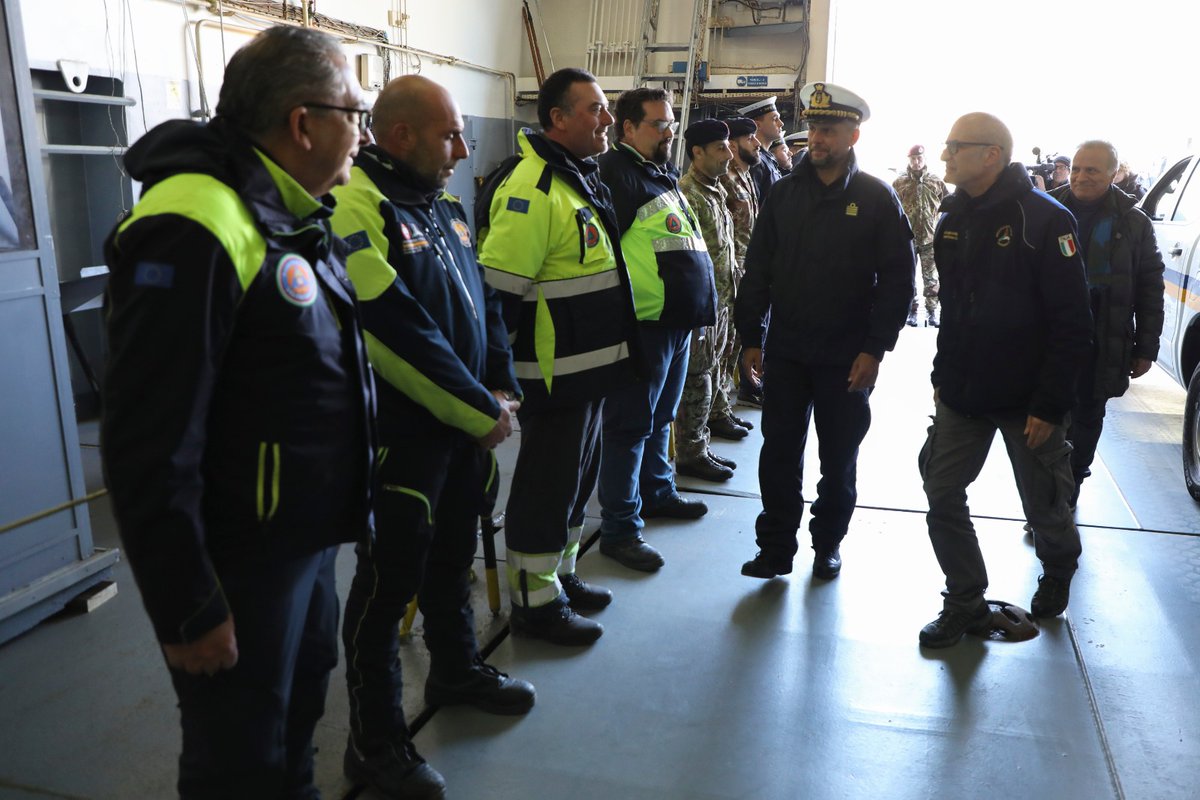 DPCgov's tweet photo. Divise di colore diverso che operano in modo coordinato per aiutare. È così che lavora la nostra #protezionecivile sempre, anche per il #terremoto che ha colpito #Turchia e #Siria. Oggi il CD Curcio ha visitato le aree operative della missione italiana 
#EUCivPro #14febbraio https://t.co/skncMqSnO0