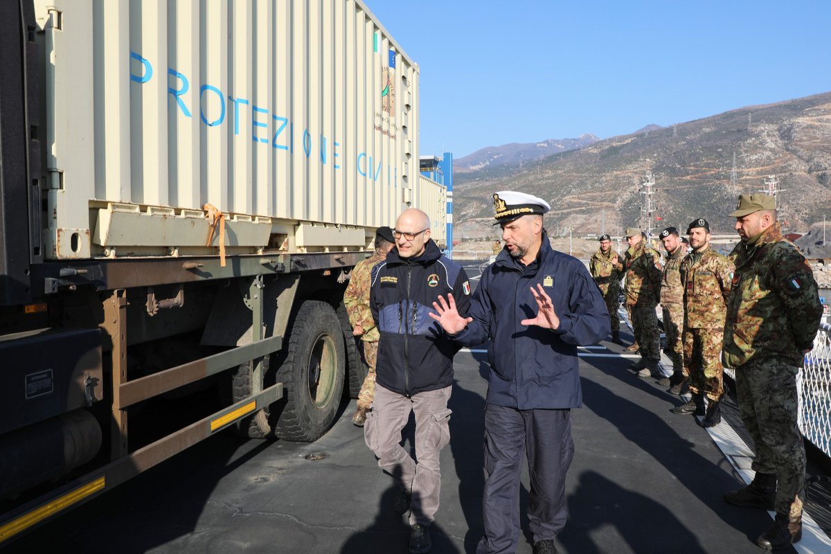 DPCgov's tweet photo. Divise di colore diverso che operano in modo coordinato per aiutare. È così che lavora la nostra #protezionecivile sempre, anche per il #terremoto che ha colpito #Turchia e #Siria. Oggi il CD Curcio ha visitato le aree operative della missione italiana 
#EUCivPro #14febbraio https://t.co/skncMqSnO0