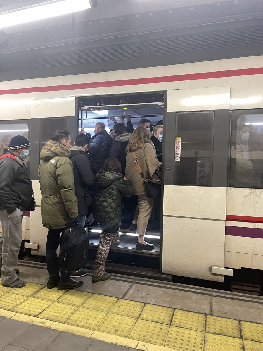 Maryadg's tweet photo. Recoletos a la 18:18 tren destino Alcala no entra ni un alfiler … igual hay que poner mas trenes en esta línea ??? o tenemos que perder media hora diaria esperando trenes que lleguen también con retraso y en muchas veces llenos @CercaniasMadrid ? https://t.co/j3shpmOpTz