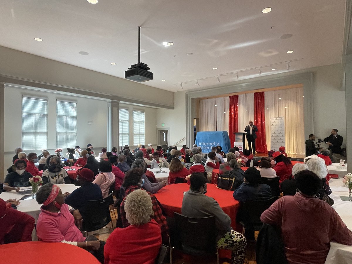 ComcastSouth's tweet image. Love is in the air here at The Gathering Place Community Center! ♥️ @ucmayorvince welcomed a packed house to the Valentine’s Day luncheon sponsored by Comcast. Time to eat before a special surprise! 🤫💻@UnionCityGov #InternetEssentials #ProjectUP