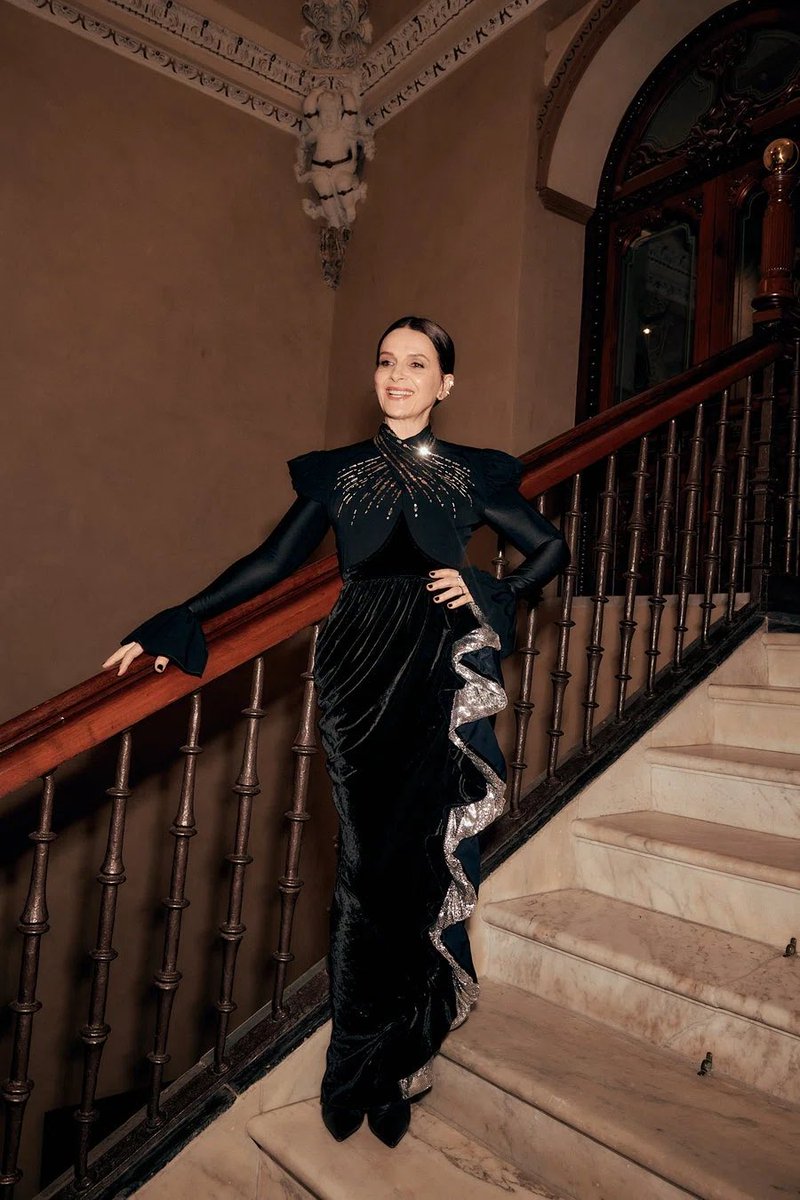 binochedaily's tweet photo. Juliette Binoche photographed by  Andrés García Lujan for the Goya Awards, February 11, 2023 https://t.co/0LvjSbHkXg