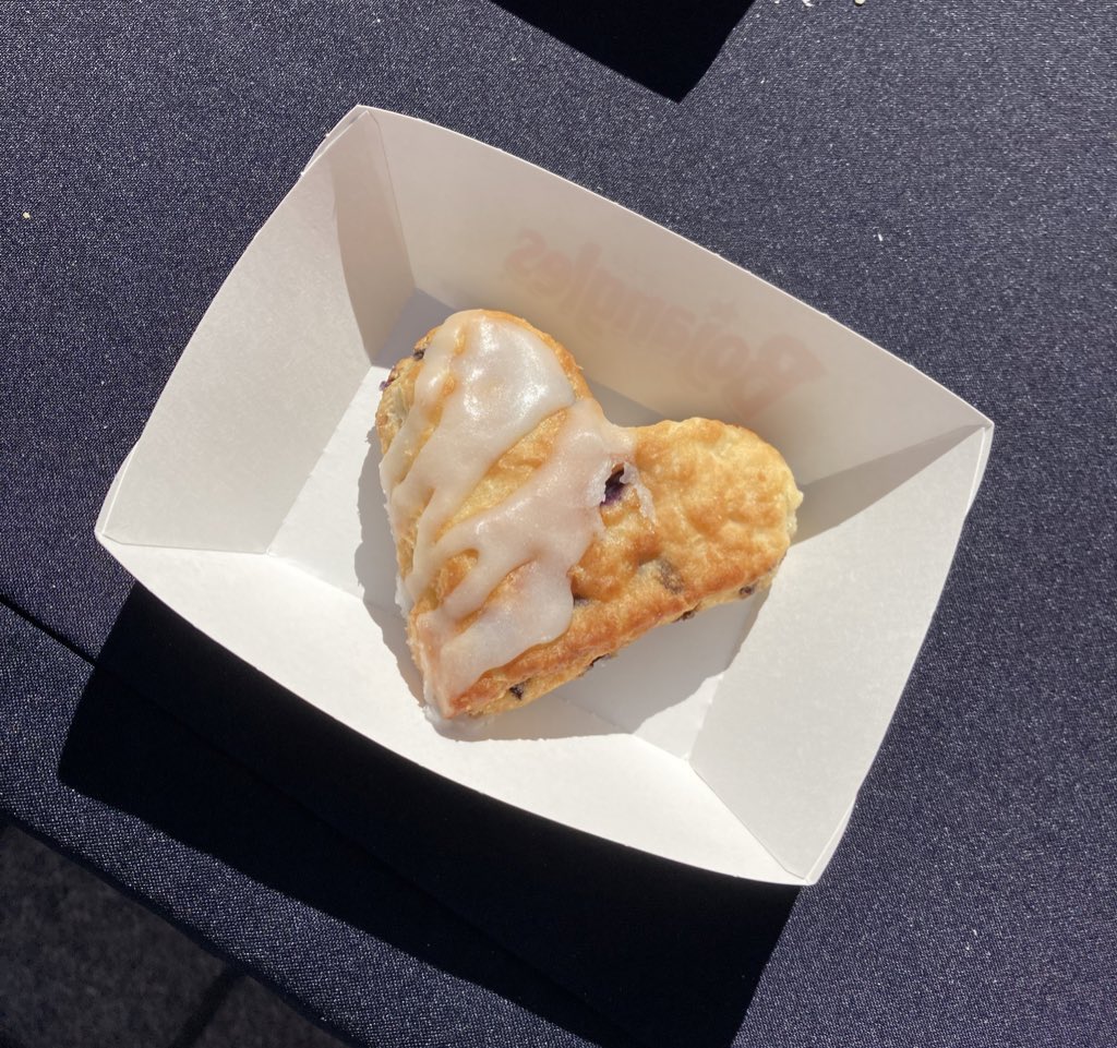 being_steve's tweet image. A @tiny_mile valentine AND a heart-shaped blueberry @Bojangles biscuit?! ❤️ ❤️ ❤️