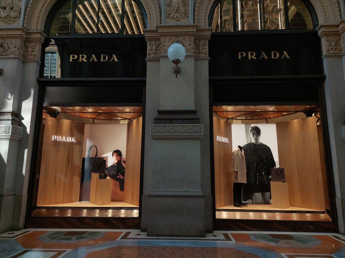 shiningnyu's tweet photo. Okay lemme tell you how major this #JAEHYUN for #PradaSS23 window is. These two windows are one of the best spot in Gal Vik with the prime exposure. It is situated on the main square where EVERYONE has to go through. How #Prada has entrusted in JH to attract people though 🥹🖤✨ https://t.co/xGM0TEdyfS