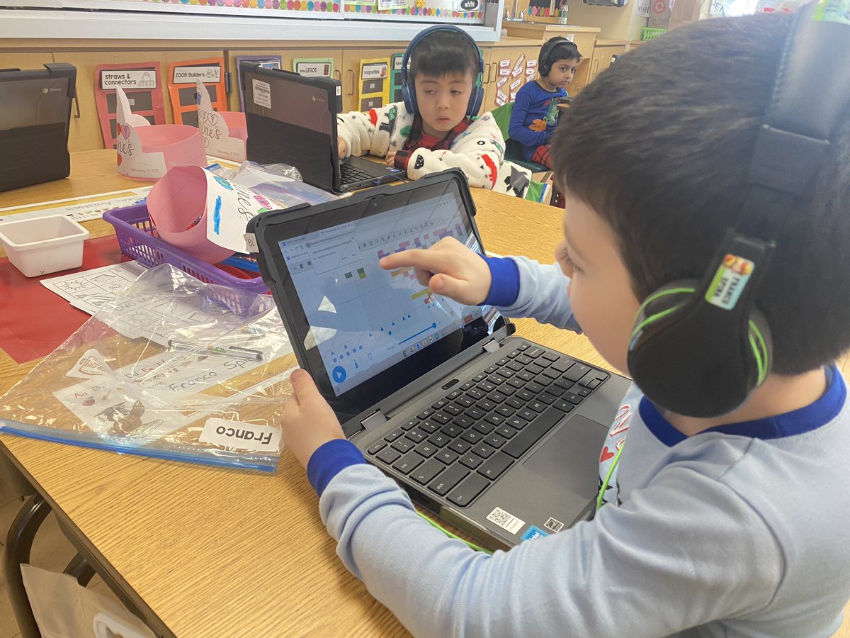 “We are the music makers and we are the dreamers of dreams” …making music in technologically with <a href="/KimKelleh/">Kim Kelleher</a> <a href="/NorthSideEW/">North Side School</a> #ewlearns