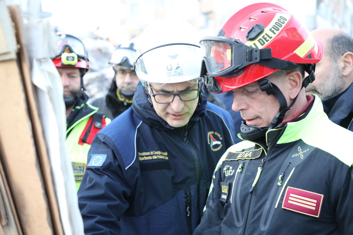 DPCgov's tweet photo. Divise di colore diverso che operano in modo coordinato per aiutare. È così che lavora la nostra #protezionecivile sempre, anche per il #terremoto che ha colpito #Turchia e #Siria. Oggi il CD Curcio ha visitato le aree operative della missione italiana 
#EUCivPro #14febbraio https://t.co/skncMqSnO0