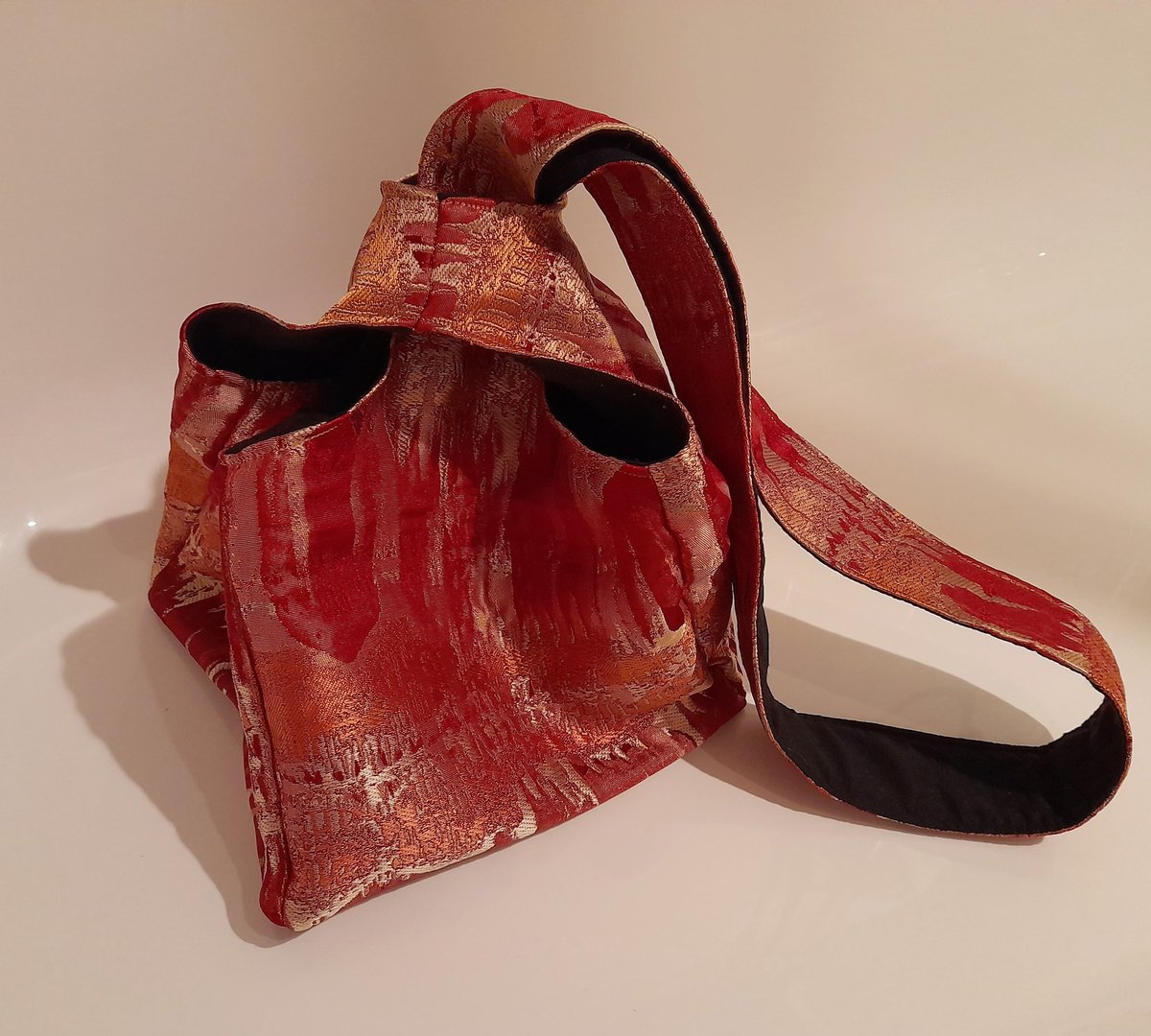 CreatesAndMakes's tweet photo. My first Japanese knot handbag ❤ Perfect colours for valentines day! 😁
#handmadegifts #UKmakers #BizBubble #shopindie #knotbag
https://t.co/JpIwraBMX2 https://t.co/4I3ZwK1K1n