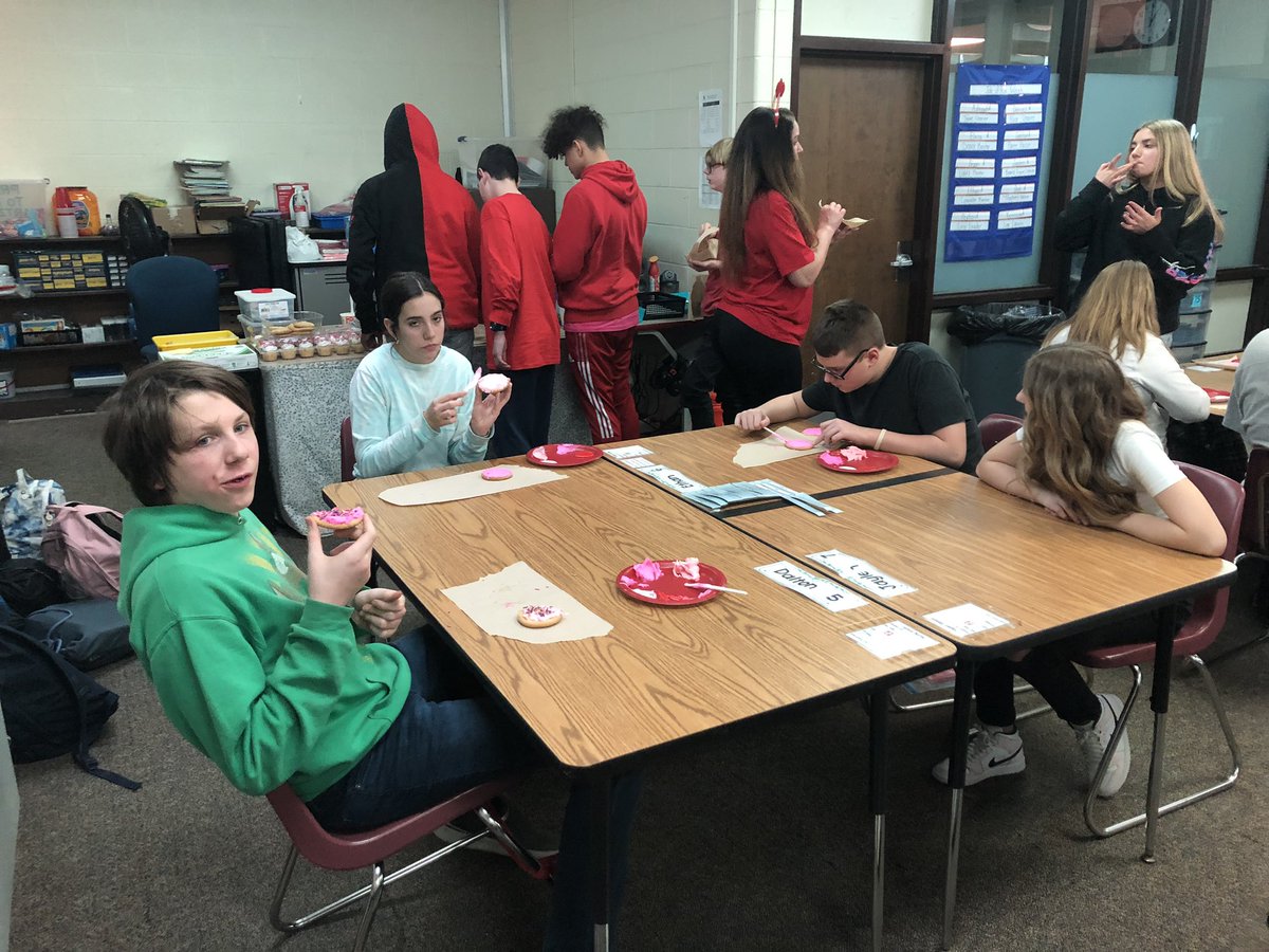 KishHealth_PE's tweet photo. Unified athletes and leaders enjoying Valentine’s Day cookie decorating.  #fireupcreek #fearless https://t.co/ZBiaTxNdnD
