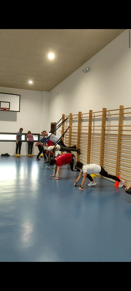 CFIESA_EFA's tweet photo. Hoy CrossFit en clase de #EF con el @GR37EF 
@cfiesalamanca 
#formacionCyL https://t.co/wursagoa90
