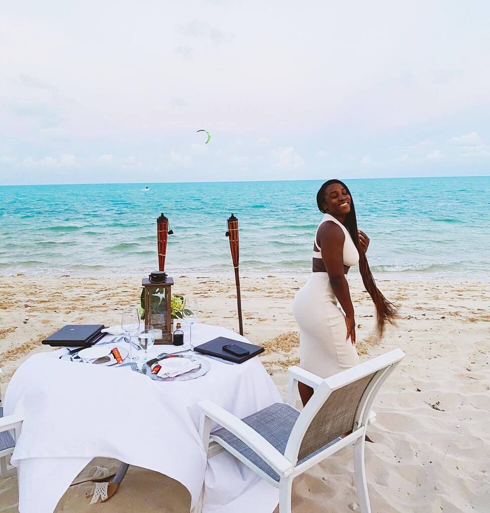 Now THIS is how you surprise your love on Valentines Day!

#longbaybliss #valentinesdayinparadise #turksandcaicos #theshoreclubtc #romancetravel 

📸 • @thebigmommamia instagr.am/p/CopsoZeJUfA/