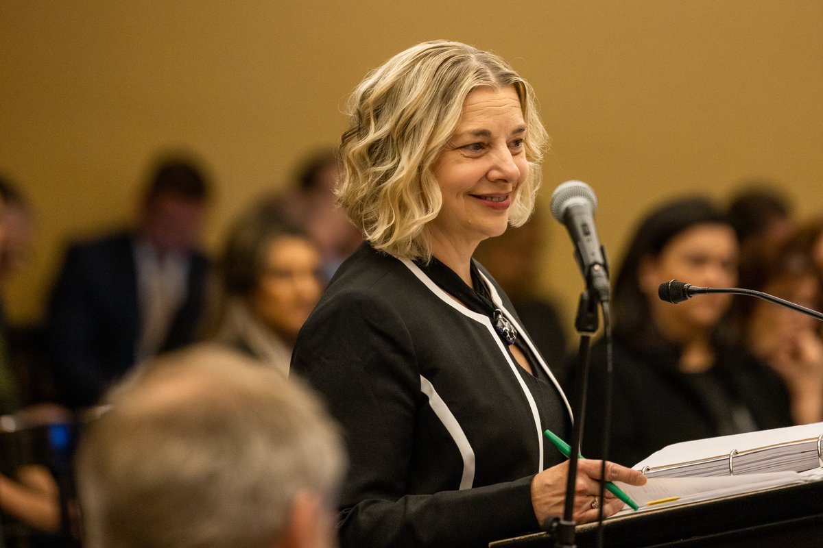 Ohio_OBM's tweet photo. “We hailed the announcements of several nationally recognized economic development projects, including Intel’s decision to locate semi-conductor facilities in Ohio.” @OH_OBM_Director Murnieks #OHBudget #OhiosTime For more info, visit https://t.co/PnBgeP5vE0 https://t.co/860YIf4Tru