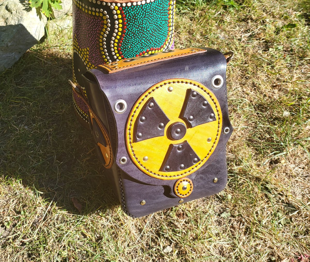 ouroborospatte1's tweet image. Radioactive bag from our #etsy shop. You can buy the pattern on: etsy.com/shop/Ouroboros…
#hipbag #leatherpatternpdf #leatherwork #ouroborospatterns #DIY #forhimher #fashion #accessories