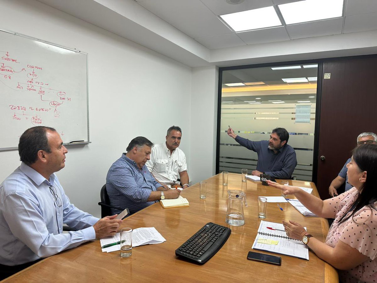 MTTStgo's tweet image. #AgendaMTT : Seremi @R_Santa_Cruz se reúne con gremio de servicios de taxis colectivos para avanzar en mejoras operacionales. Seguimos conversando con las asociaciones por un #ChileMejorConectado🇨🇱