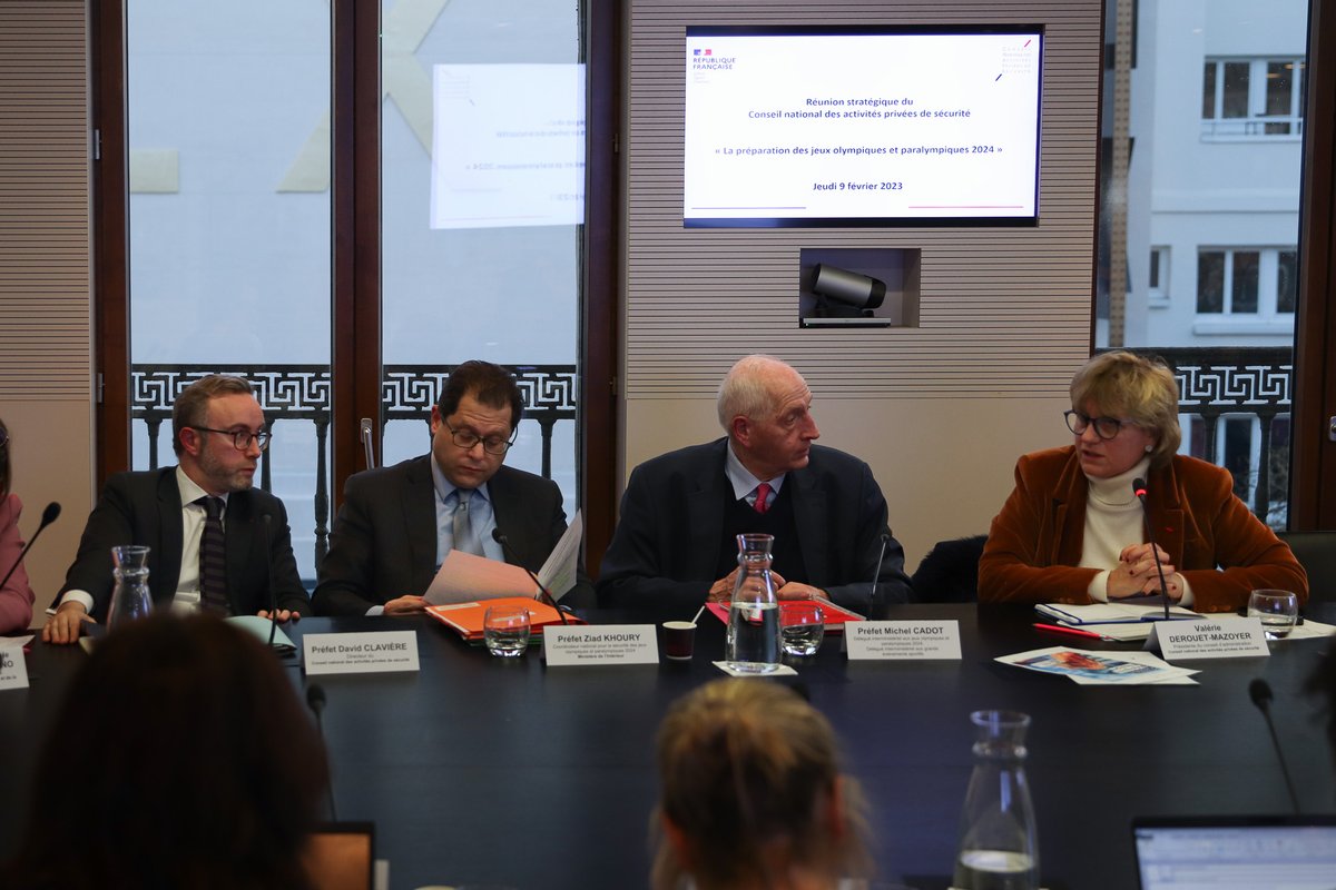 Réunion stratégique dédiée aux JOP2024, en présence des préfets Michel CADOT, <a href="/dijop/">DIJOP</a> et Ziad Khoury, <a href="/cnsj_fr/">Coordination nationale sécurité des JOP 2024</a>. Les membres du CA du CNAPS et les représentants  de la sécurité privée ont échangé sur les dispositifs visant à mobiliser les acteurs de la filière afin d'être au RDV.