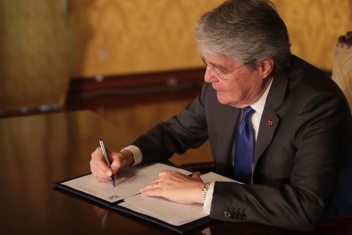 LassoGuillermo's tweet photo. Momentos así hacen que este trabajo represente mucho más que un deber a cumplir. Ayudar a quienes ayudan es nuestra mejor inversión. La donación del sueldo presidencial que hacemos hoy a la Fundación Ágata es muestra de que juntos alcanzamos el Ecuador que deseamos. https://t.co/EsOoylSnsg