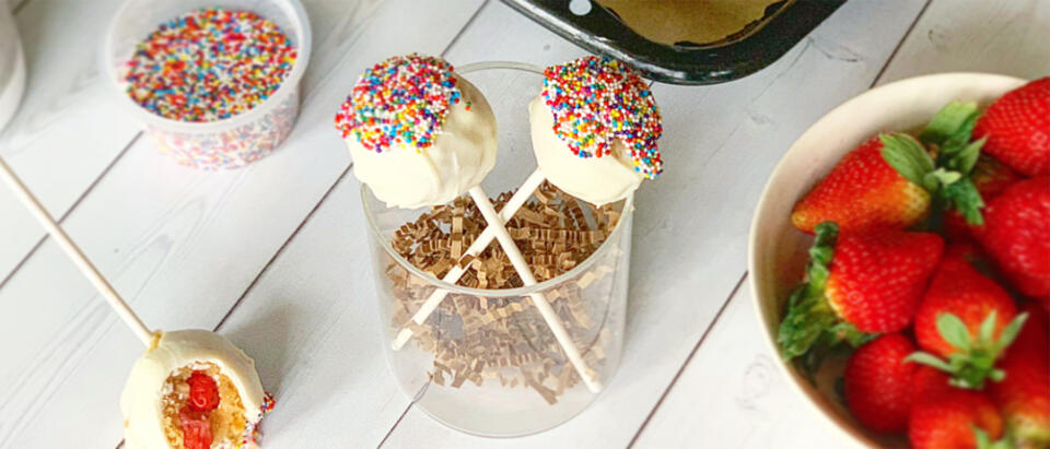 FoxyProduce's tweet image. Treat your Valentine ❤to these sweet treats featuring Foxy Strawberries 🍓. Simply decorate with your favorite sprinkles and enjoy.  
Use this link👉 foxy.com/recipes/strawb…  for details on our Strawberry Cake Pops recipe. #ValentinesDay