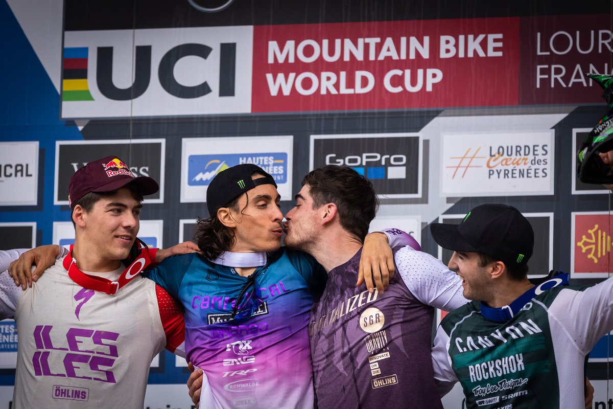 This year’s valentine smells different than usually 😂😂😂