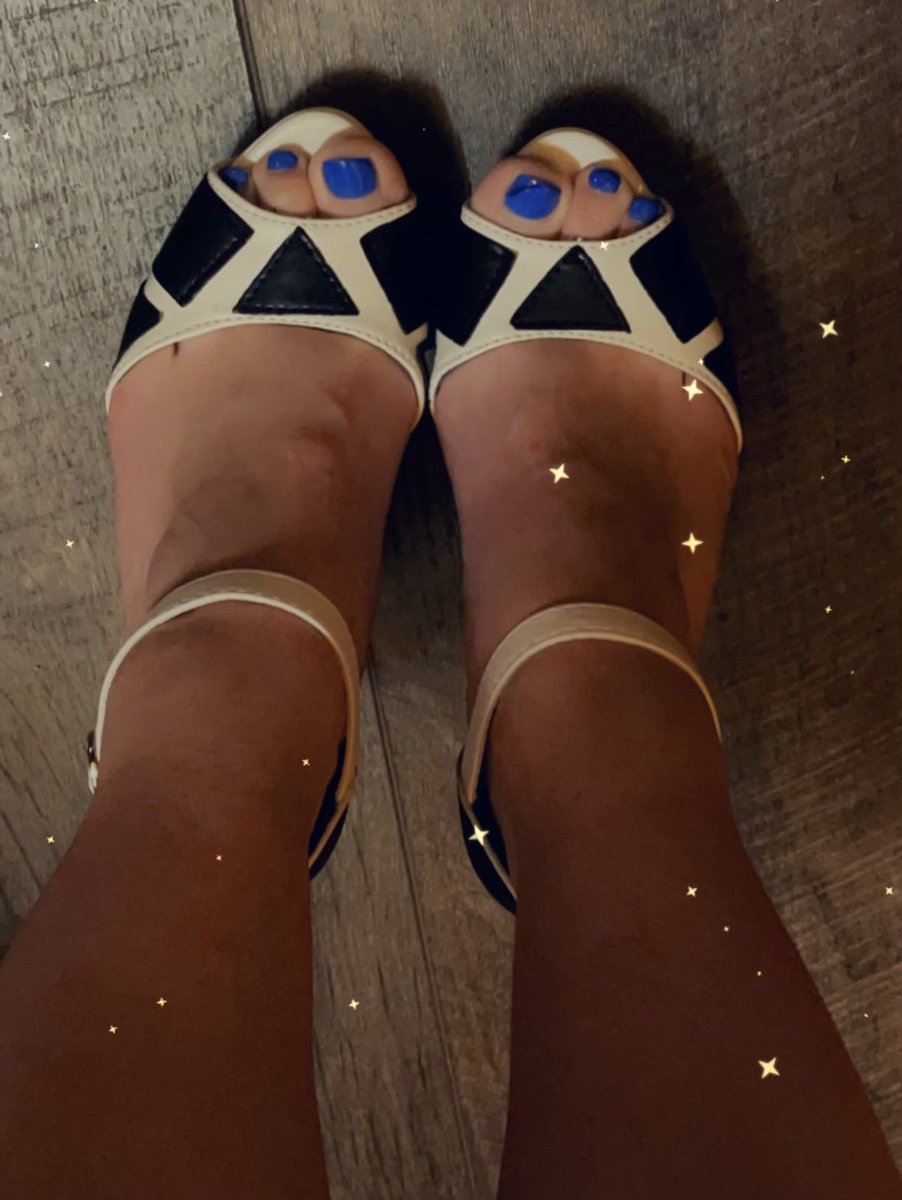 SweetSoftsoles's tweet photo. @Feetfinder @SweetSoftsoles #strappyheels #archesonpoint #dancerfeet #bluenails https://t.co/OPTxyJ0wI0 https://t.co/CYYqBHq0tv