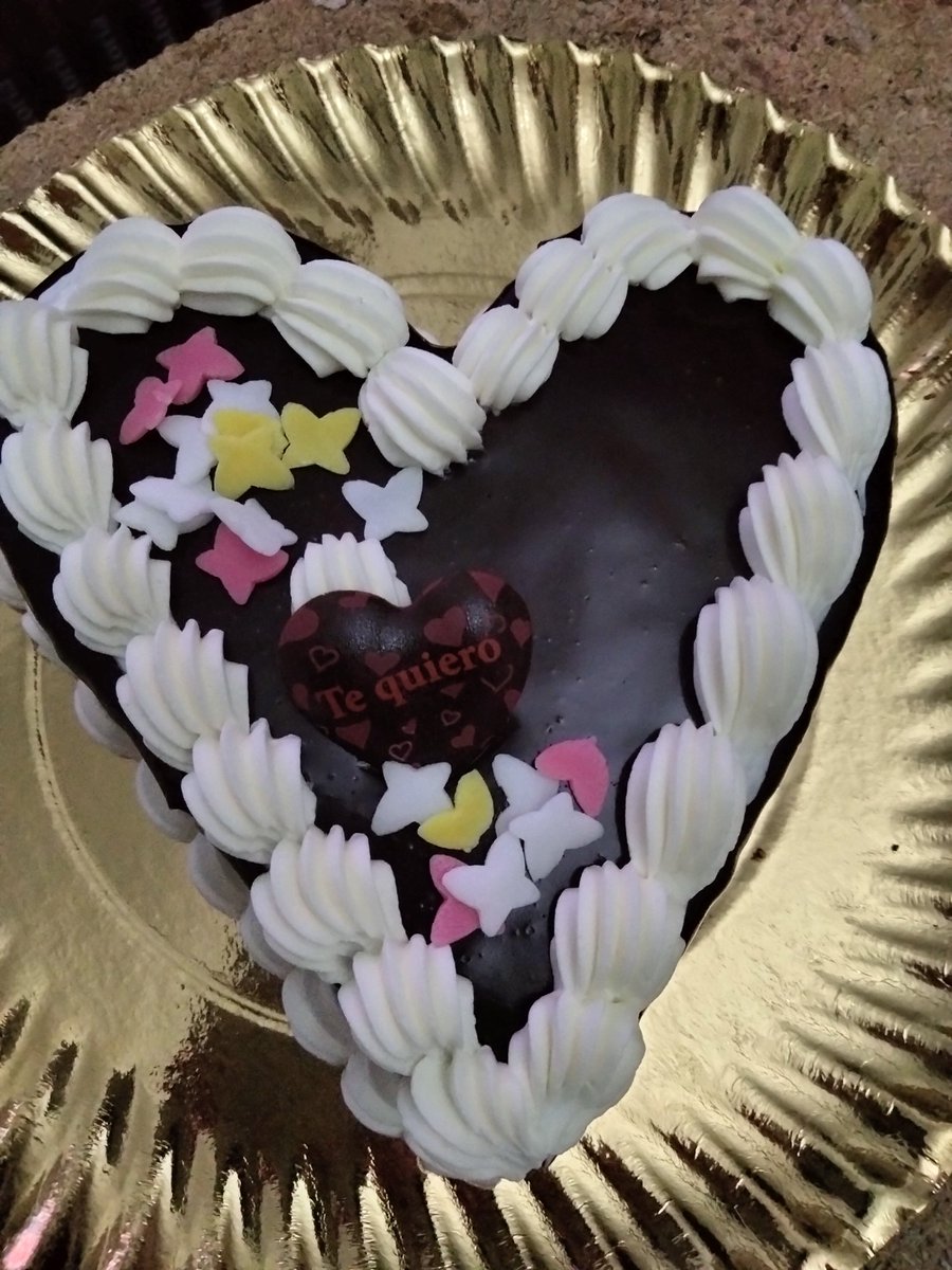 CrisC45207127's tweet photo. Que rica está 🤤🤤🤤🤤
Compartida en familia sabe mejor.
#tarta #14defebrero #familia #madre #hermanas #padre #vida #sanvalentin https://t.co/su5qiitTRF
