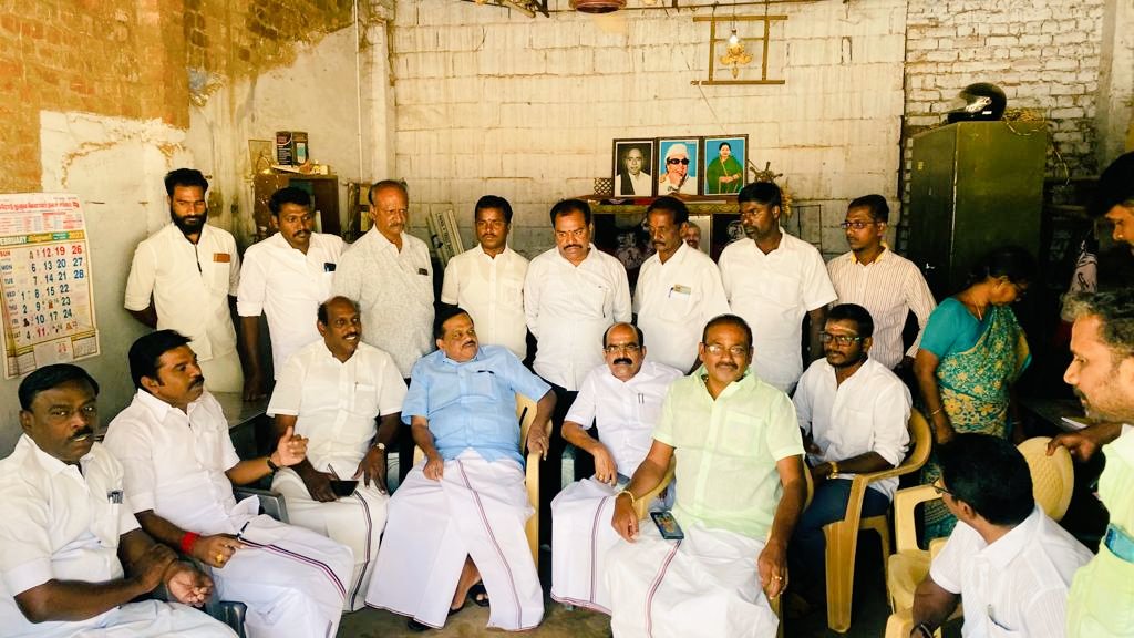 ss_sreen's tweet photo. இன்று ஈரோடு கிழக்கு சட்டமன்றத் தொகுதியில் அதிமுகவின் முன்னாள் சட்டமன்ற உறுப்பினரும் கழகத்தின் அமைப்புச் செயலாளருமான திரு பி ஜி ராஜேந்திரன் அவர்கள் தலைமையில் முன்னாள் அமைச்சர்  தளவாய் சுந்தரம் அவர்களும் அவருடன் முன்னாள் அமைச்சர் சண்முகநாதன் அவர்களுடன் வாக்கு சேகரித்த பொழுது https://t.co/CnkHX4vEru