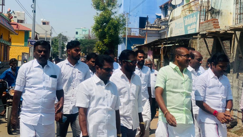 ss_sreen's tweet photo. இன்று ஈரோடு கிழக்கு சட்டமன்றத் தொகுதியில் அதிமுகவின் முன்னாள் சட்டமன்ற உறுப்பினரும் கழகத்தின் அமைப்புச் செயலாளருமான திரு பி ஜி ராஜேந்திரன் அவர்கள் தலைமையில் முன்னாள் அமைச்சர்  தளவாய் சுந்தரம் அவர்களும் அவருடன் முன்னாள் அமைச்சர் சண்முகநாதன் அவர்களுடன் வாக்கு சேகரித்த பொழுது https://t.co/CnkHX4vEru