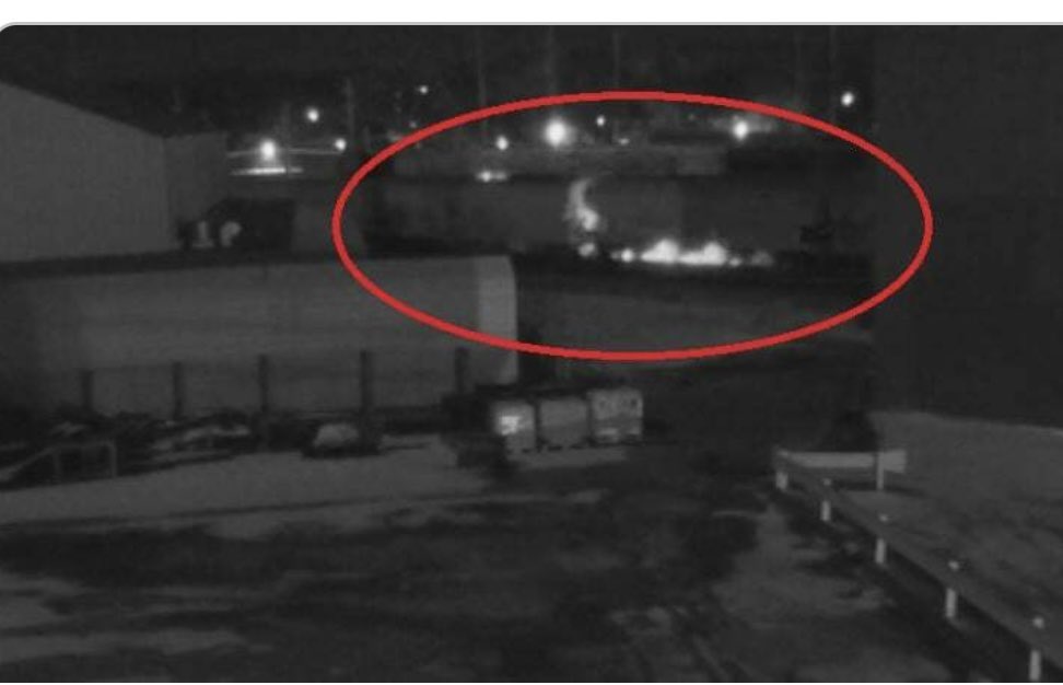 La_SemiYA_dl_VD's tweet photo. 🚨ÚLTIMO MINUTO🚨

Salen a la luz imágenes de seguridad del tren descarrilado en Ohio

Al menos 40 minutos antes del siniestro y a kilómetros de distancia se registró FUEGO en los ejes de los vagones

Los ejes no arden,pueden calentarse y deformarse pero no arder

FUE UN SABOTAJE https://t.co/KJIqKqTHwu