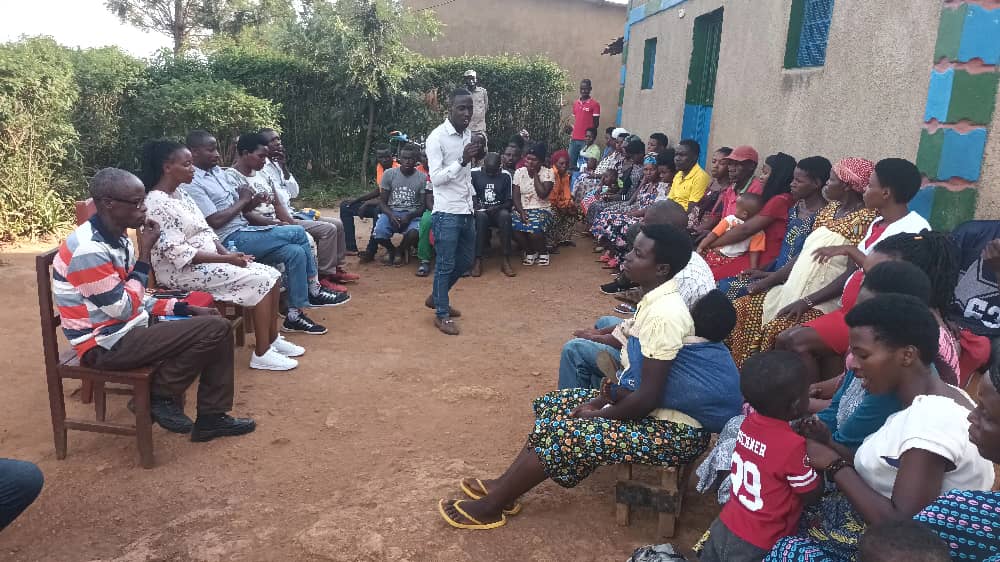 NungaCell's tweet photo. Inteko y'abaturage mu kagari ka #Nunga yabereye mu mudugudu wa Rugasa, Umunyamabanga Nshingwabikorwa w'akagari yabwiye abitabiriye inteko ko kugira igihugu cyiza biva ku muturage ubwe adategereje uza kubimubwiriza ndetse banasobanurirwa zimwe muri gahunda za Leta. @CityofKigali https://t.co/MrbOTGxsPI