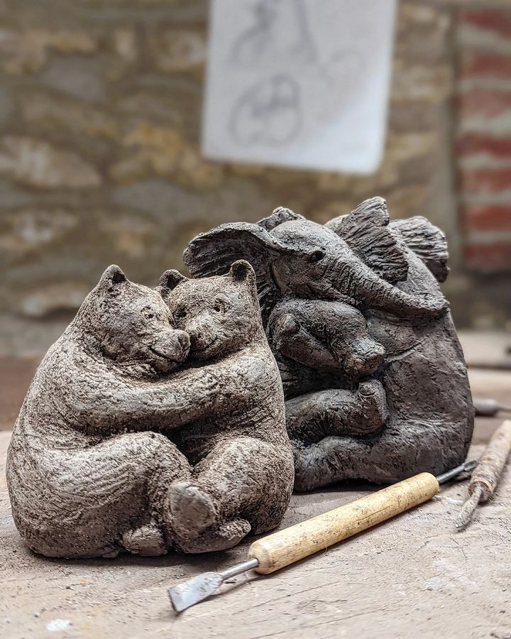 ❤️🐈🐘 #SaintValentin #SaintValentine
Mes #sculptures  qui tiennent dans la main dans mon #AtelierDartiste, #HaustDeFrance 😍
➡️ sophie-verger.com/fr/56-sculptur…

#Art #SaintValentinesDay #Sculpture #Sculptures #Love #Amoureux #Amour #Elephants #Chat #Cats  #CatLove #Fiancailles #PhotoArt