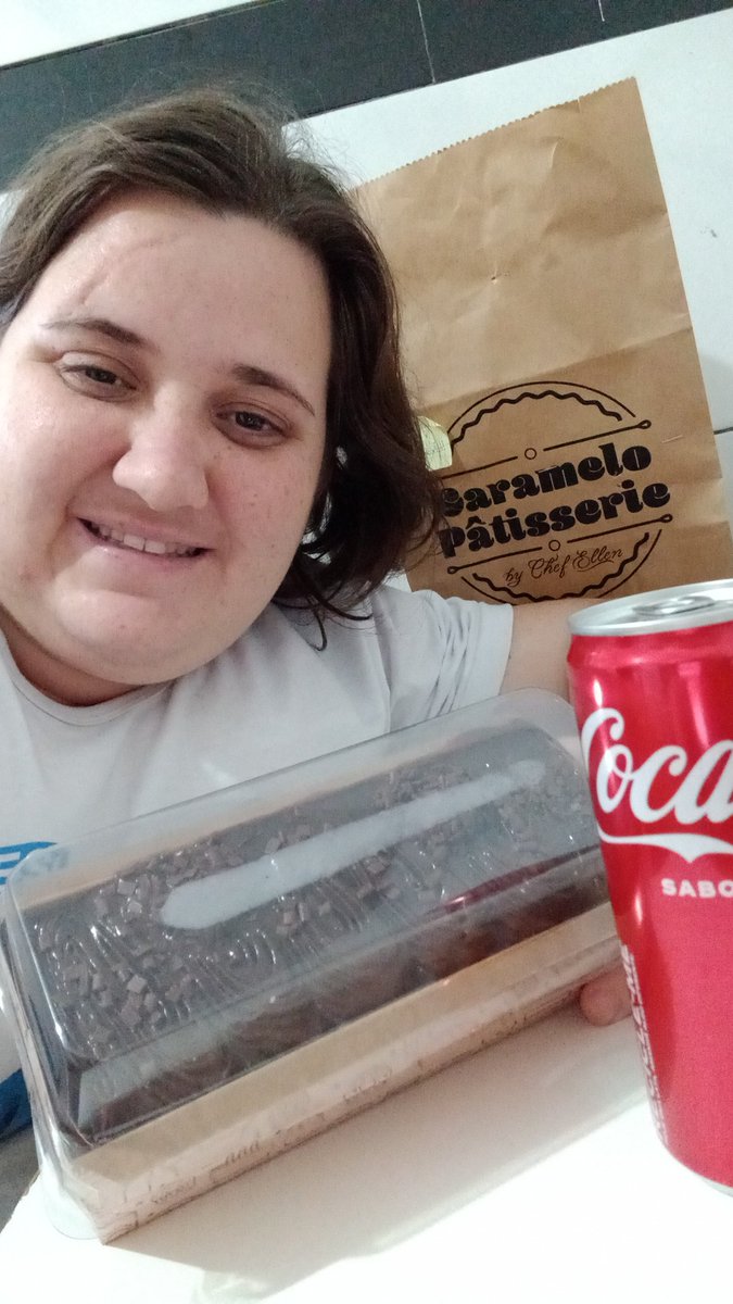 ThaisB96's tweet photo. Aí to de boas assistindo série, quando do nada chega um bolo e uma coca de presente dos meus primos de SP.
Ps: no momento estou em Criciúma-SC
#toVelha #boloDeAniversário https://t.co/VqkUtSDrLD
