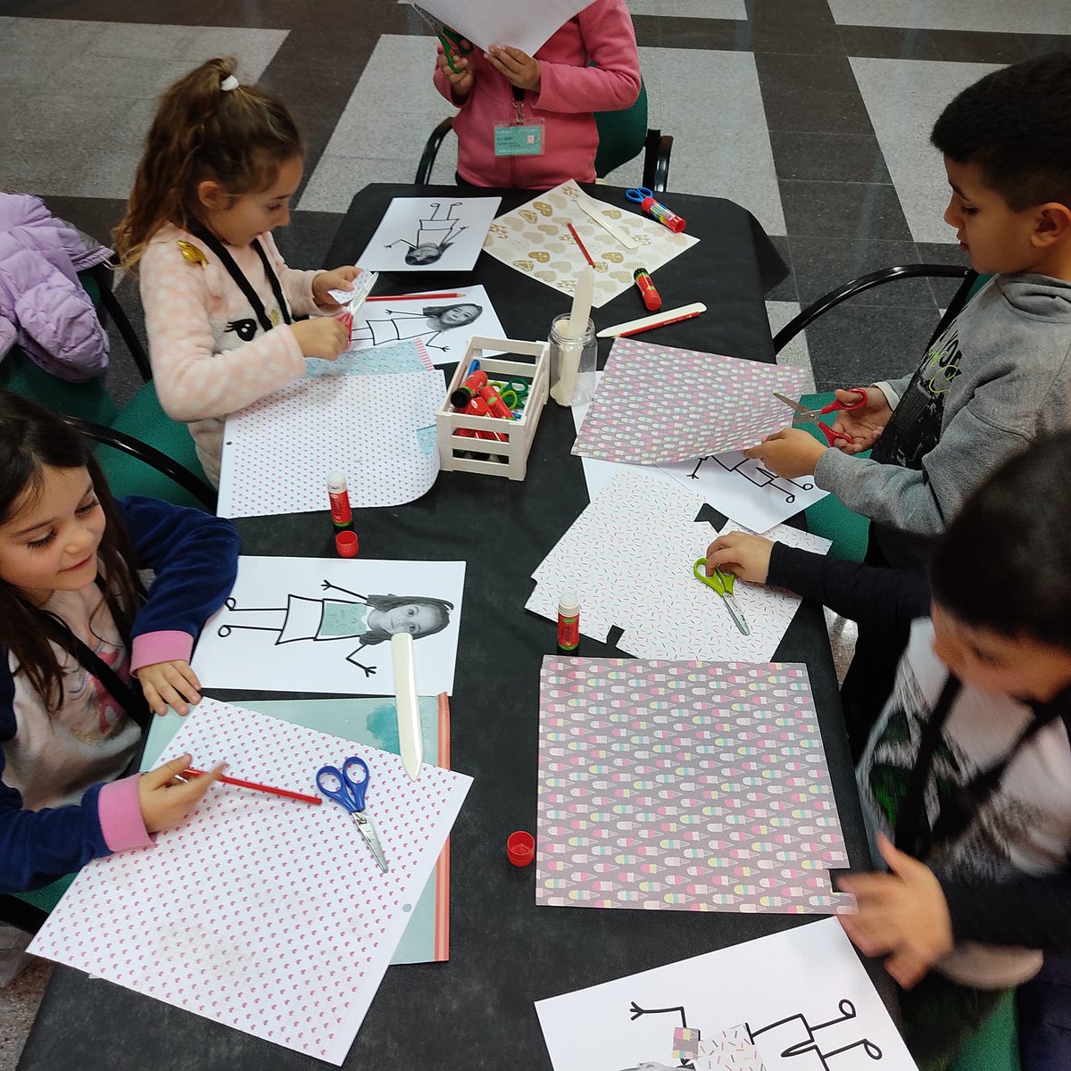 bibabrera's tweet image. 4a tertúlia del #MiniClub! Hem treballat amb "Llana a dojo" de @macbarnett i il·lustrat per @jonklassen 🥰📖

Com l'Annabel, protagonista del conte, al #MiniClub han donat color a ciutats, cotxes, arbres... I a ells mateixos! 🏬🚙🌳🧍🧍‍♀️🧶🖍️

#Abrera #Biblioteca #quèfemalesbiblios
