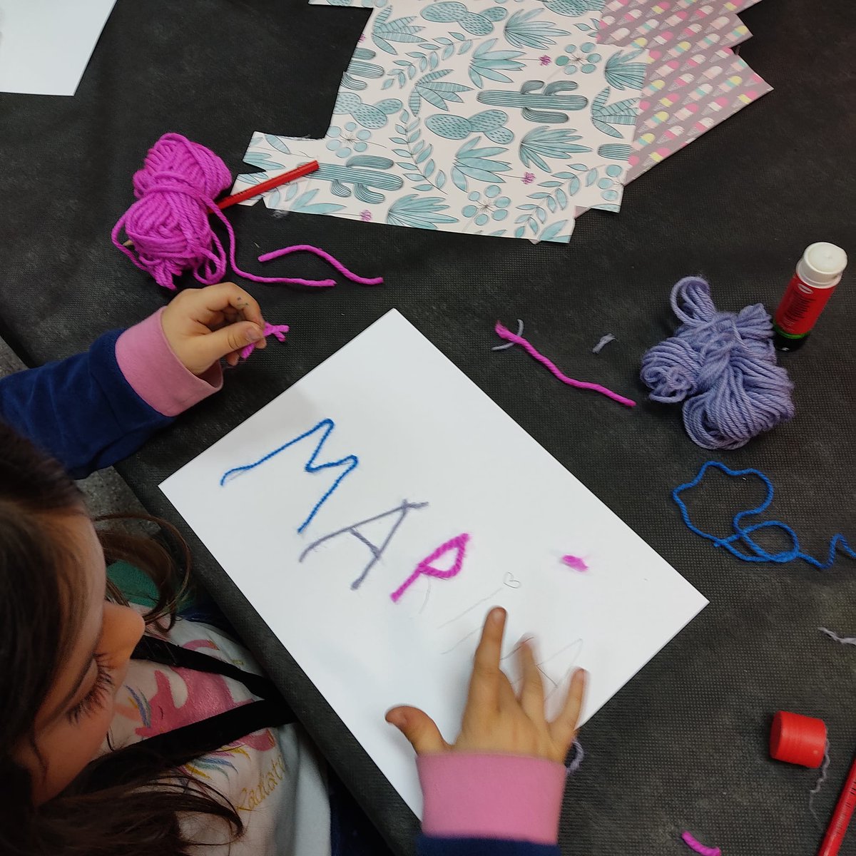 bibabrera's tweet image. 4a tertúlia del #MiniClub! Hem treballat amb "Llana a dojo" de @macbarnett i il·lustrat per @jonklassen 🥰📖

Com l'Annabel, protagonista del conte, al #MiniClub han donat color a ciutats, cotxes, arbres... I a ells mateixos! 🏬🚙🌳🧍🧍‍♀️🧶🖍️

#Abrera #Biblioteca #quèfemalesbiblios
