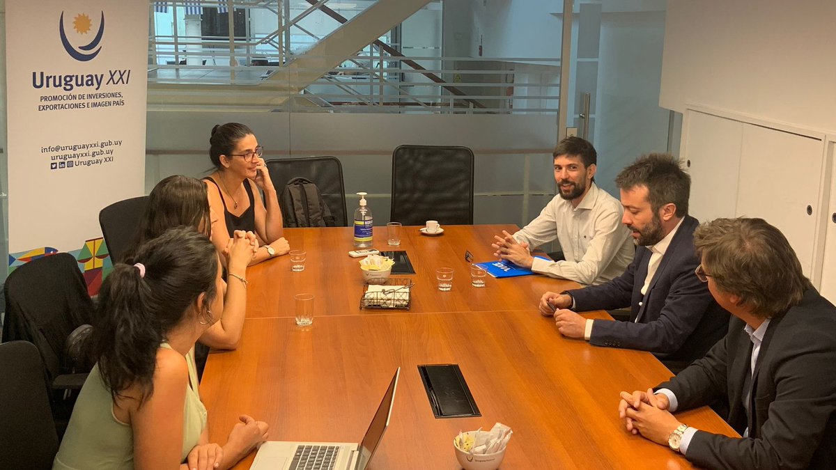 vuceUY's tweet photo. Se firmó el Acuerdo Interinstitucional entre el Instituto Uruguay XXI y la Unidad Ejecutora del régimen Ventanilla Única de Comercio Exterior Argentina, para la donación de la plataforma VUCE Uruguay. 
@VUCE_ar @AuciUruguay @UruguayXXI https://t.co/sphQfxxcXq