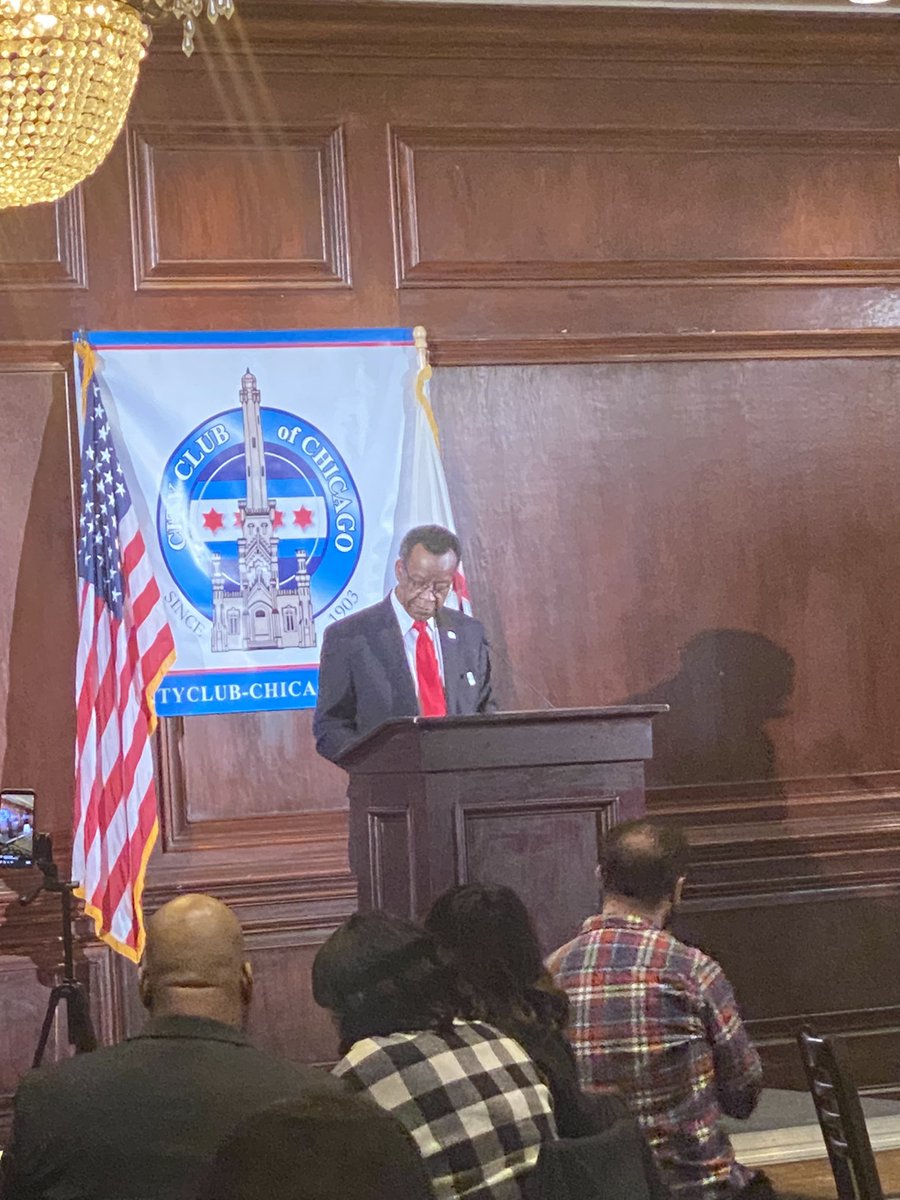 byaliceyin's tweet photo. Businessman Willie Wilson is out w a more detailed safety plan that includes eliminating the CPD hiring exam, reassigning 300 administrative staff to patrol, placing retired cops in an auxiliary unit for $45K/yr, and lobbying to raise retirement age for cops from 63 to 67. https://t.co/ab42XPw78a