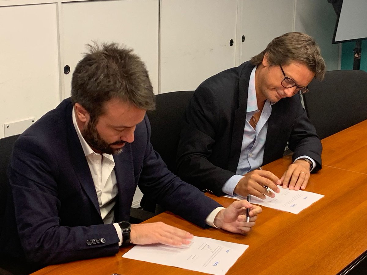 vuceUY's tweet photo. Se firmó el Acuerdo Interinstitucional entre el Instituto Uruguay XXI y la Unidad Ejecutora del régimen Ventanilla Única de Comercio Exterior Argentina, para la donación de la plataforma VUCE Uruguay. 
@VUCE_ar @AuciUruguay @UruguayXXI https://t.co/sphQfxxcXq