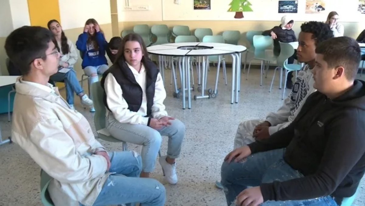 A l'<a href="/INSJoanSalvat/">INS Joan Salvat i Papasseit</a> de Barcelona, han aconseguit, en 3 cursos, reduir la conflictivitat amb molts més alumnes matriculats. La convivència és el pilar del seu projecte educatiu, i la treballen com una matèria més. Els veureu a la contra del #TNV