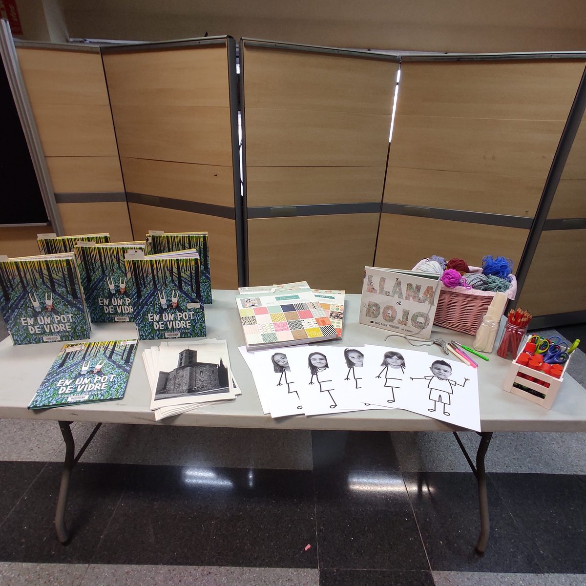 bibabrera's tweet image. 4a tertúlia del #MiniClub! Hem treballat amb "Llana a dojo" de @macbarnett i il·lustrat per @jonklassen 🥰📖

Com l'Annabel, protagonista del conte, al #MiniClub han donat color a ciutats, cotxes, arbres... I a ells mateixos! 🏬🚙🌳🧍🧍‍♀️🧶🖍️

#Abrera #Biblioteca #quèfemalesbiblios