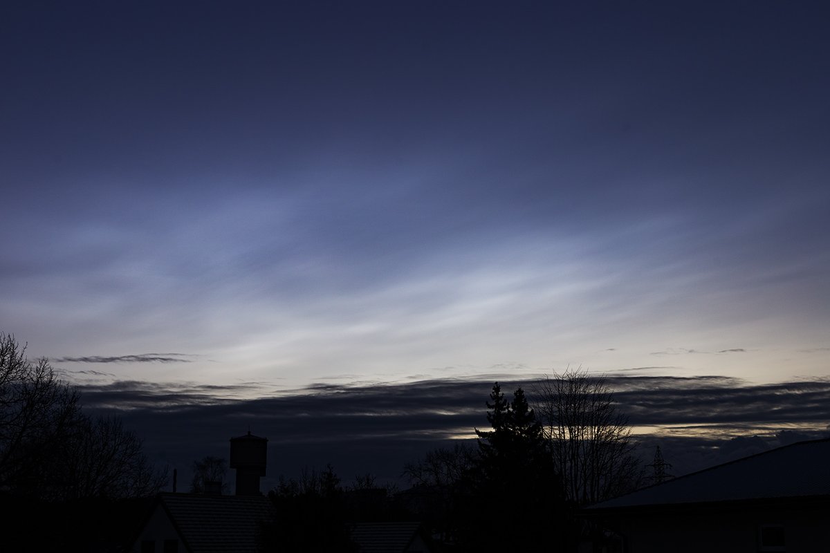 Pēdējo dienu neparastos saulrietus un saullēktus ir izraisījuši polārie stratosfēras mākoņi - rets mākoņu tips kas pie mums parādās ne katru gadu. Lai tie veidotos, temperatūrai stratosfērā jāpazeminās zem -78 ºC. Atrodās ~ 20 km augstumā. Attēls no 10. februāra rīta.