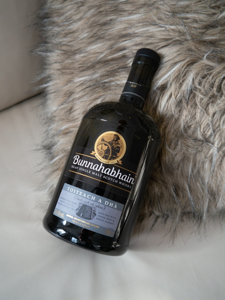 Hands up if you love @bunnahabhain whisky! 🙋🏻‍♀️🙋🏻‍♀️

If you missed our Bunna episode with <a href="/davidjbrodie/">david brodie 🥃</a>, make sure the go back and listen to it now. Link below or head over to your favourite channel. 😍

whiskysisterspodcast.com/e/bunnahabhain…

#Islay #singlemalt #scotch #podcastrecommendations