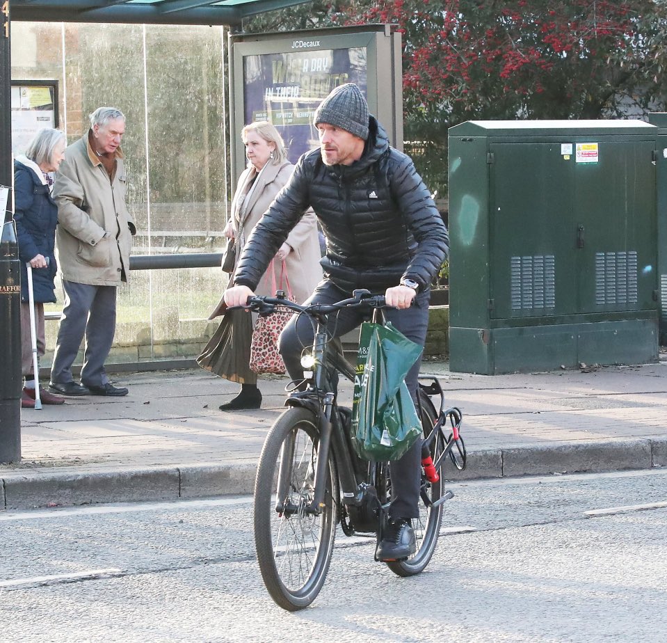 🚨🇳🇱 Erik ten Hag cycling through Hale Village today. [@SunSport] 👋