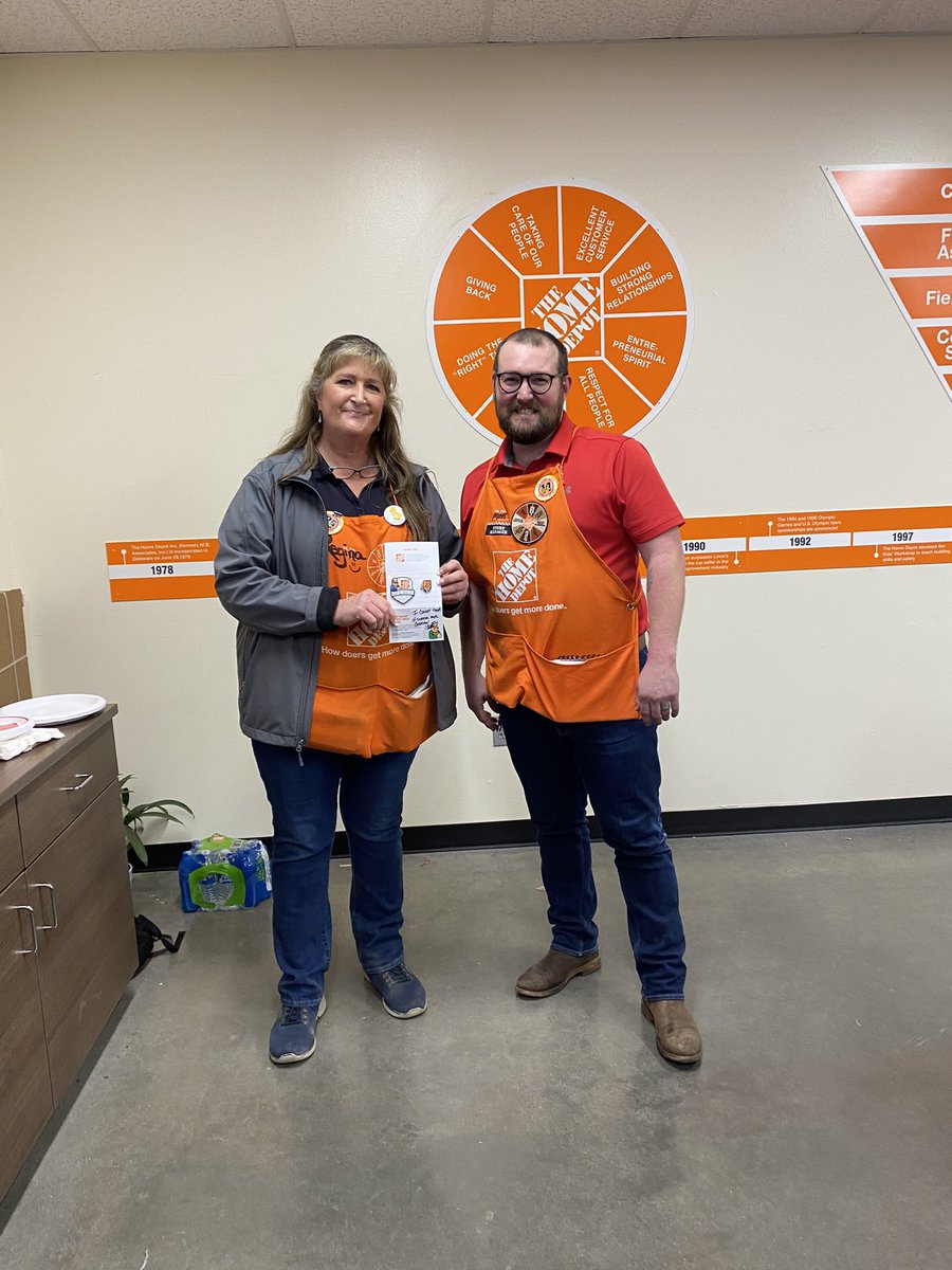 Regina at Store 735 receiving her Diamond Award. Way to go Regina!!!! @BlakeOlivierHD @DepotMatt @hd_rudolph @KimHD735 @CoveredwIcing @R1960cabinetRon @JasonGTaylor @THDAlex1 @abbyDepot