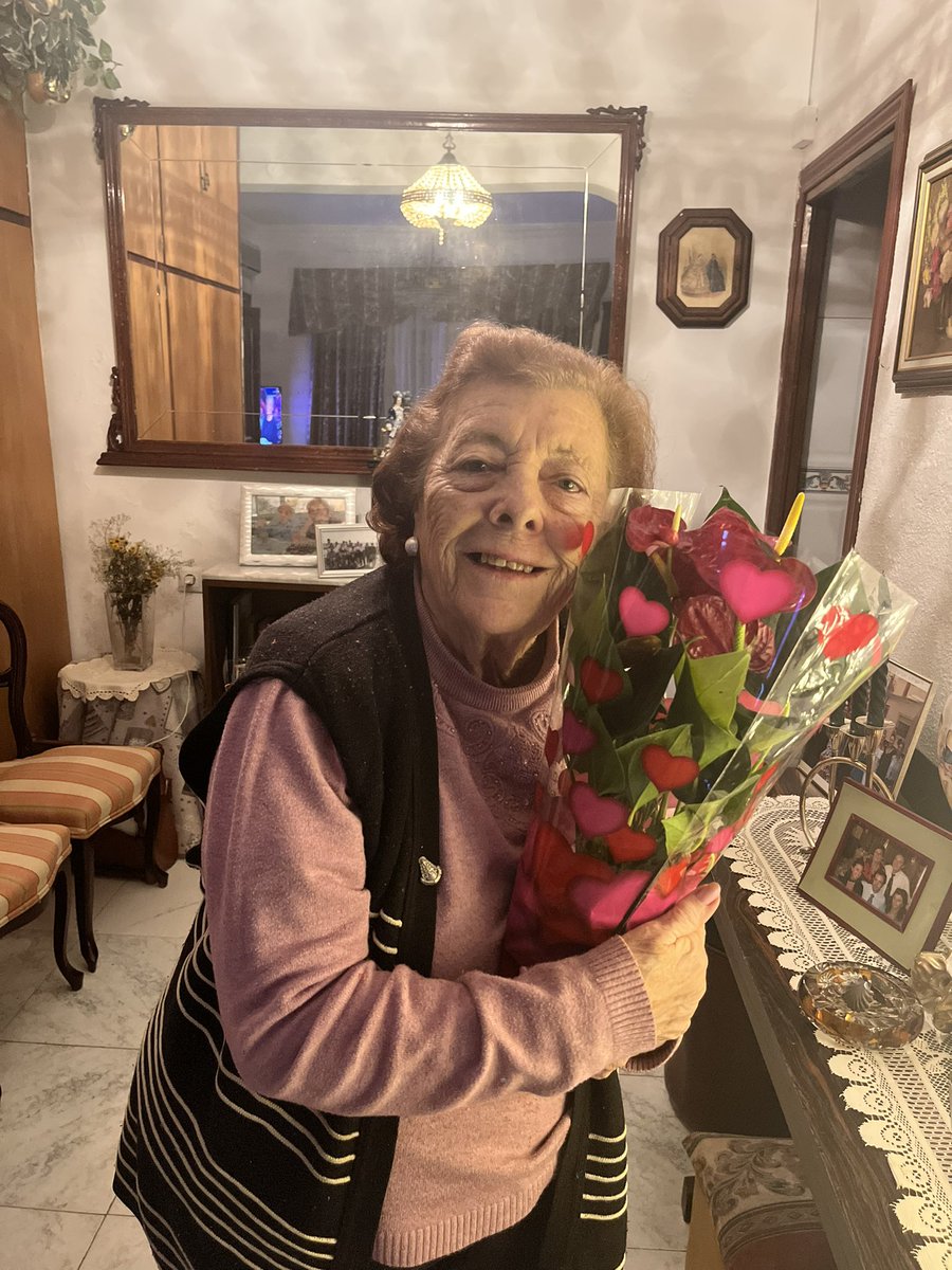 blvvncv's tweet photo. Mi abuelo llevaba 63 años llevándole flores a mi abuela, este año no puede porque se nos fue, pero mientras yo esté aqui a ella no le van a faltar las flores de su marido. Eres la mujer de mi vida❤️‍🩹 https://t.co/YinQYoyqqO