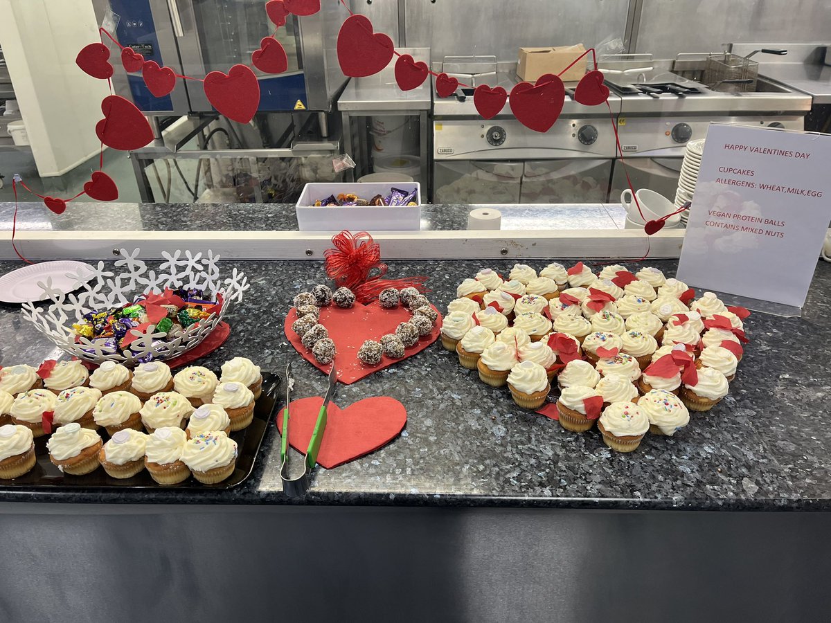 DigConnectHub's tweet photo. Valentine’s Day in @BaldoyleTC 💚 #Teamddletb #ValentinesDay https://t.co/SH65Z9v2D1
