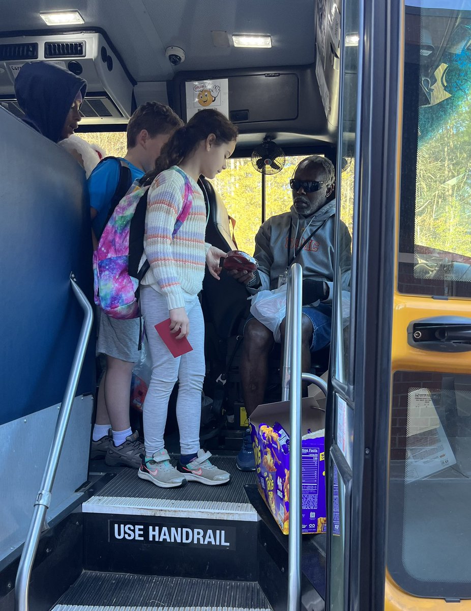 During a week dedicated to celebrating him, Mr. Thomas is celebrating others! Not a single child left his bus this morning empty-handed or empty-hearted 💚🐸💙 #WCPSSLovesTheBus #BullfrogsLove <a href="/BartonPondES/">Barton Pond Elementary School</a> <a href="/BartonPondPTA/">Barton Pond PTA</a>